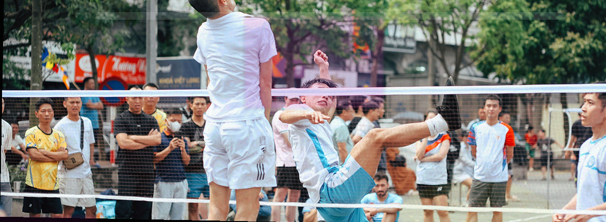 三条并行色带以不同长度表示历史深度差异，无文字
